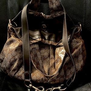 Authentic Gucci Handbag with authentication serial numbers.Leather.